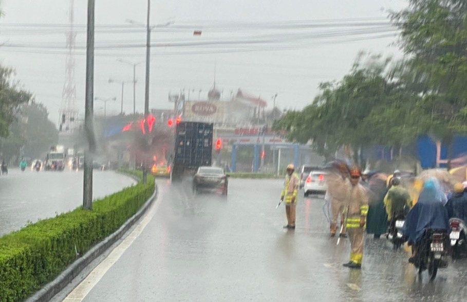 Cảnh sát giao thông đồng hành cùng các sỹ tử trong kỳ thi THPT Quốc gia 2022